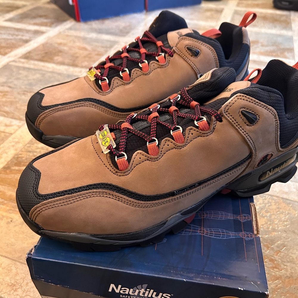 Nautilus Men's Brown Hiking Shoes